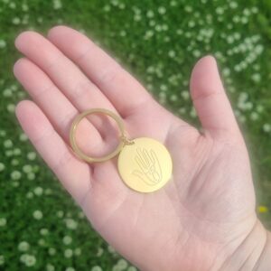 Lyklakippa með hjálparhönd Píeta grafna á 18 kt gullhúðaða plötu.