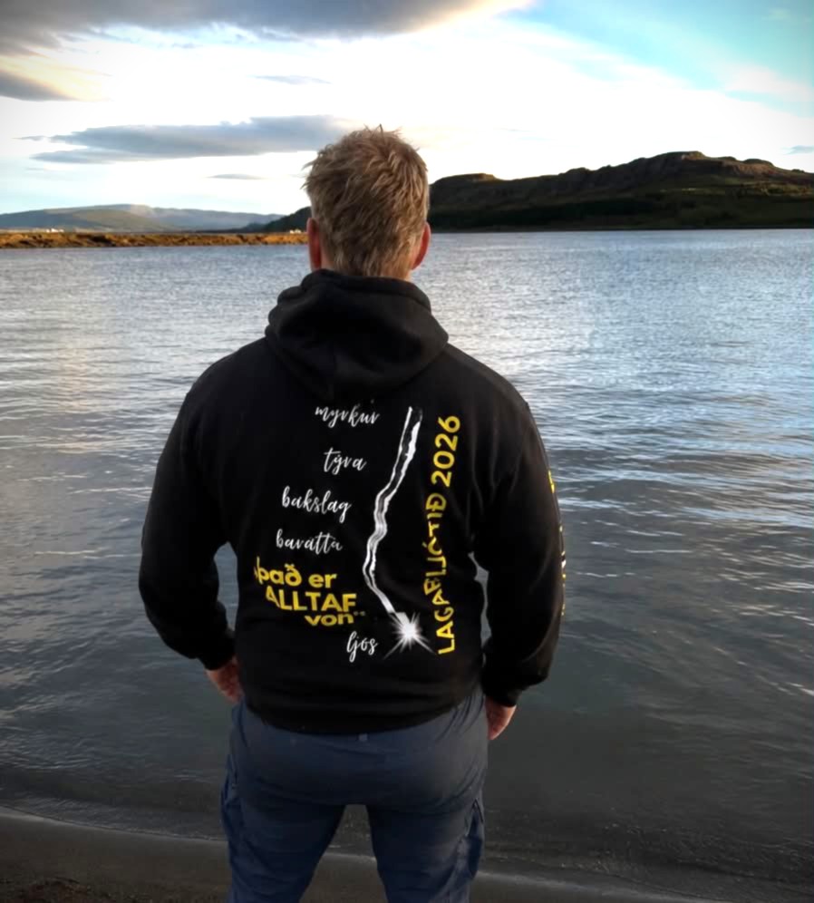 Svört hettupeysa með Lagarfljótinu á bakinu.
