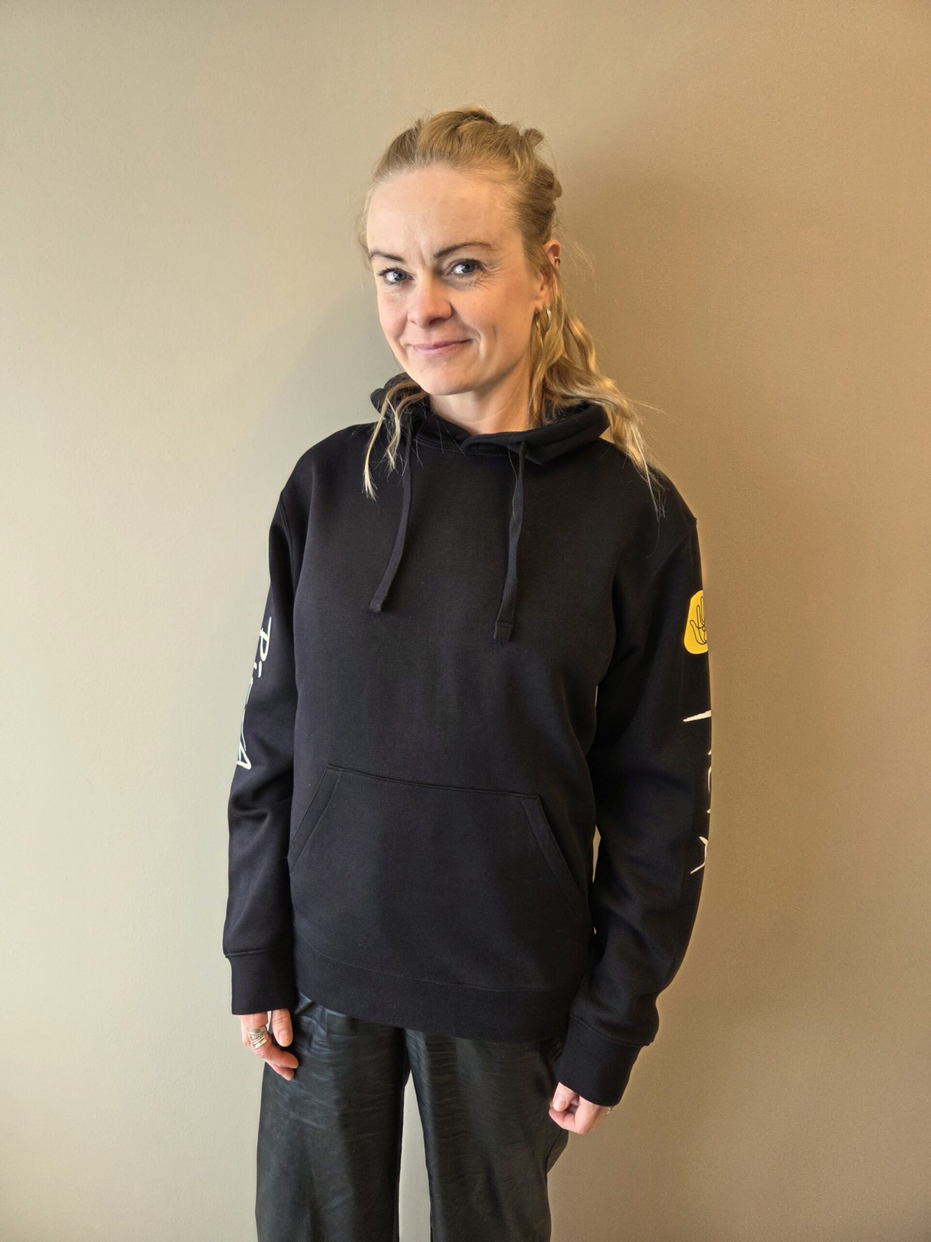 Svört hettupeysa með Lagarfljótinu á bakinu, 11.900 kr. - Image 3